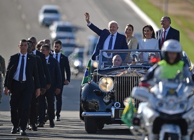 左派ルラ大統領が就任 ブラジル