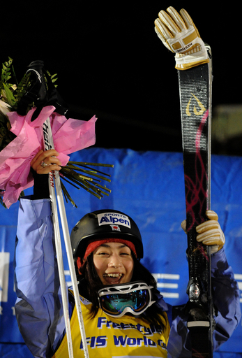 上村愛子 女子モーグル第8戦を制し総合首位に