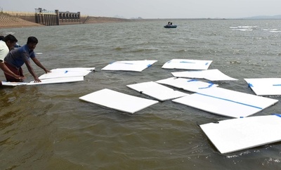 スチロール板で湖水の蒸発防止、印政治家が無謀な渇水対策で赤っ恥