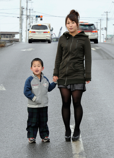 東日本大震災から1年、がれきの中の「毛布の女性」はいま