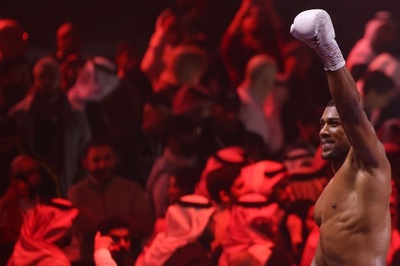 ジョシュアがワリン圧倒 5回TKO勝ち