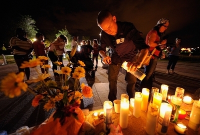 オバマ大統領、涙こらえ英雄行為を称賛 コロラド州乱射事件