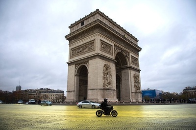  グリーンピース活動家ら、パリ凱旋門でエネルギー政策に抗議