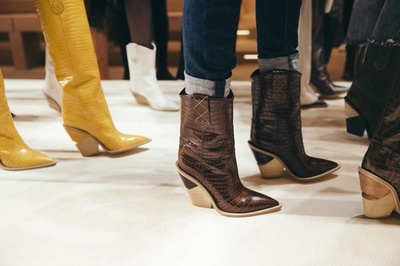 「フェンディ」古典的なカウボーイブーツを現代風に再解釈