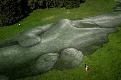 難民支援に「手をつなぐ」巨大アート登場 スイス