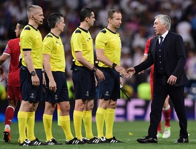 「ビデオ判定を早く導入すべき」、敗れたバイエルン指揮官が判定に不満