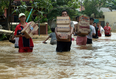 洪水被害拡大、死者29人、避難35万人に - インドネシア