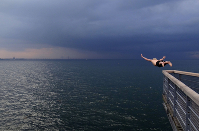 雷雲に向かって高飛び込み