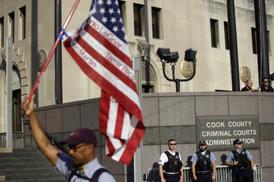 警官が路上で市民に「抱え投げ」、動画公開で物議 米シカゴ