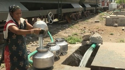 動画：貴重な水を運ぶ列車を待ちわびて インド西部