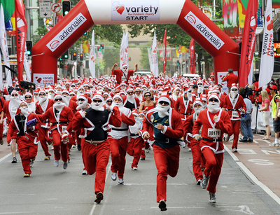 真っ赤なシドニー、走るサンタの大集団