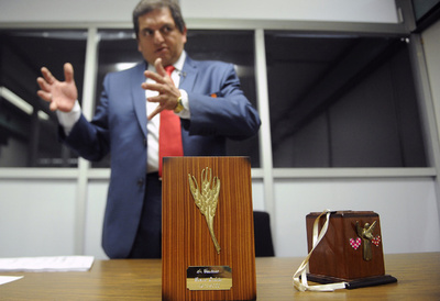 忘れられた骨つぼの持ち主を探して、メキシコ市の地下鉄駅