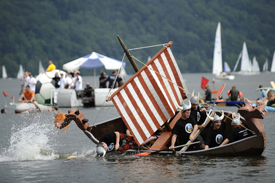 ドイツのおもしろボートレース、海賊船やサンタのそりも登場