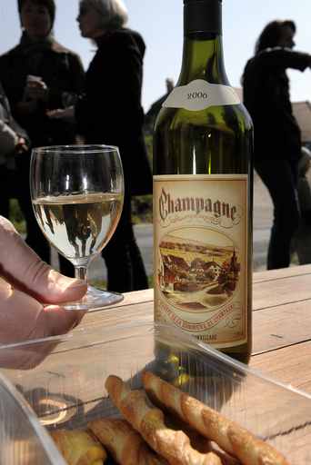 スイス・シャンパーニュ村、名称使用禁止でフランスに激怒