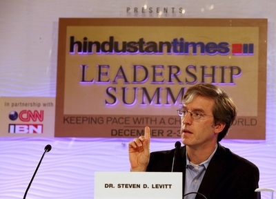 『ヤバい経済学』著者が予測、「世界的危機は一時的」