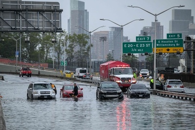 米NYが豪雨で冠水 航空便の欠航や地下鉄運休も