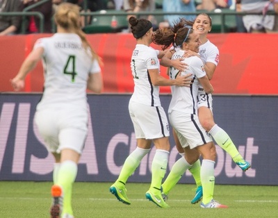 米国が準々決勝へ、10人のコロンビア下す 女子サッカーW杯