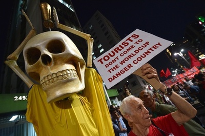 ブラジル全土でサッカーW杯抗議デモ、警官もストライキ
