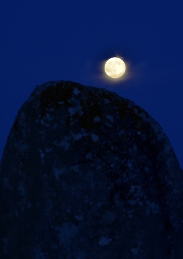 肌で感じる神秘？巨石群の背後に昇る満月 仏
