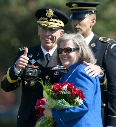 ペトレアス米CIA長官、不倫を理由に辞任