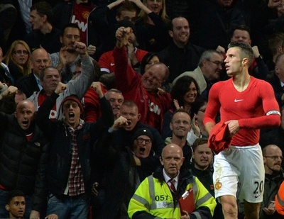 マンUとチェルシーは引き分け、ファン・ペルシーが終了間際に同点弾