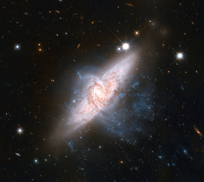 2つの銀河が重なる「NGC 3314」