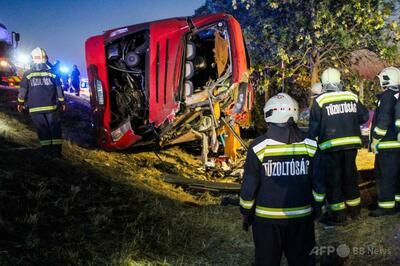 ハンガリーの高速道路でポーランドのバスが横転事故、12人死亡 原因は居眠り運転
