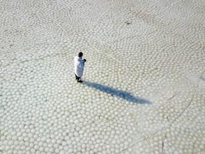 自然が生み出した「氷の団子」 中国・吉林の四海湖