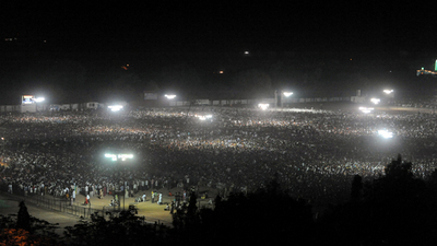 世界最多、16万人が聖歌斉唱 インド