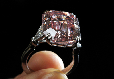 希少なピンクダイヤモンド、史上3番目の8.8億円で落札 スイス