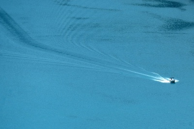 藻類大発生で湖面が青緑色に エルサルバドル