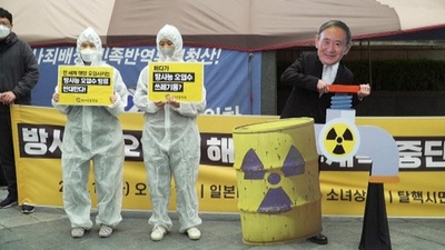 動画:「放射能水の放出反対」 菅首相に扮して蛇口ひねるパフォーマンスも 韓国