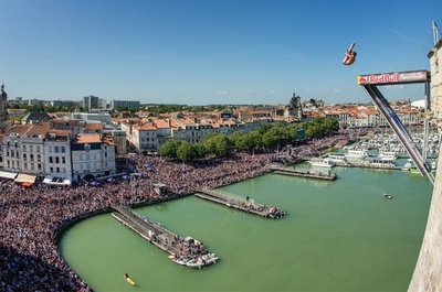 大西洋臨む塔から華麗なダイブ、仏で世界大会