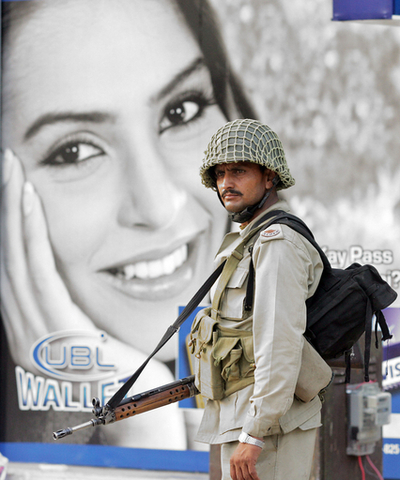 包囲下のモスクから女性と子どもが退去開始