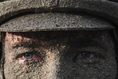 【今日の1枚】戦い終えた泥だらけの顔、自転車レース パリ～ルーベ