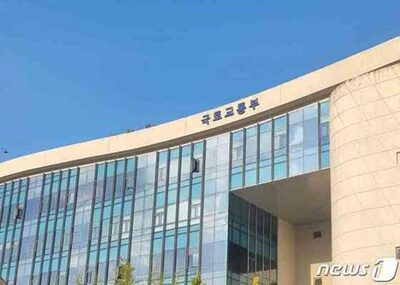 韓国・高速道路SAの「丸見え」トイレ…天井ガラスに映ってしまう“用足す姿”