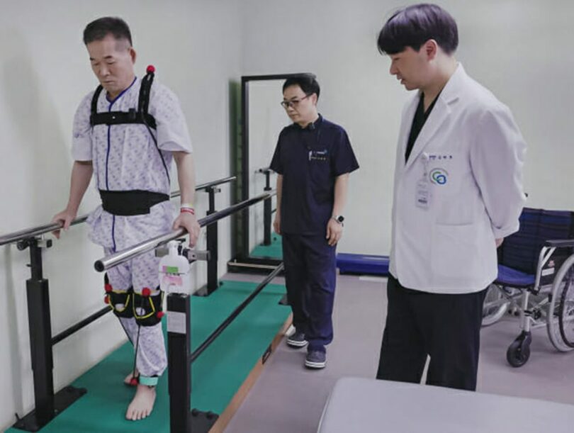 ETRIが開発した弾性スーツをリハビリ患者が着用する試験＝ETRI(c)KOREA WAVE