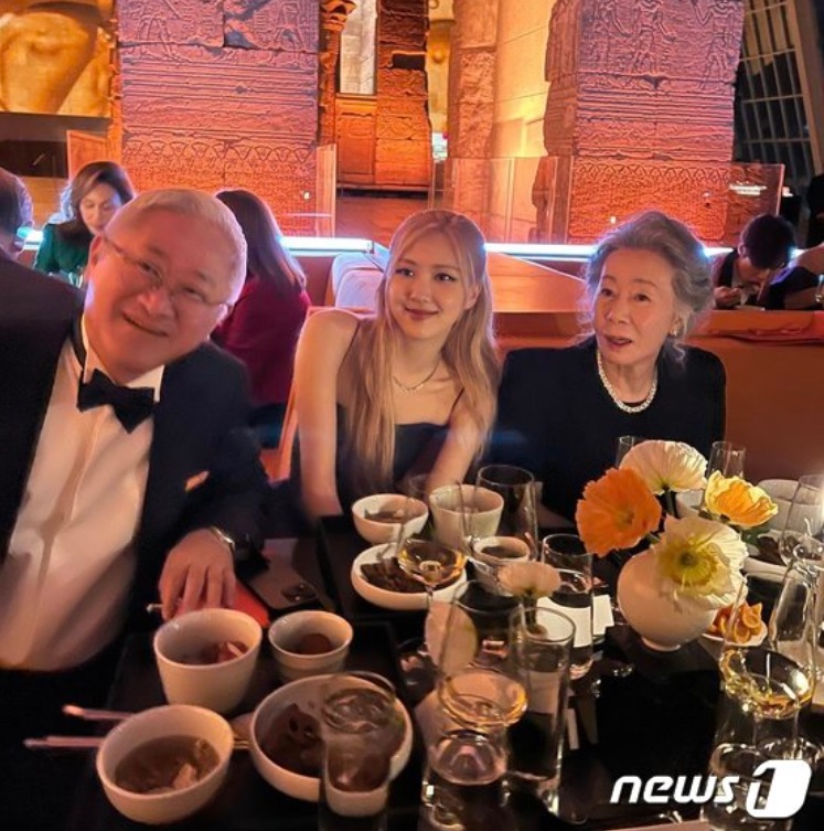 （左から）アモーレパシフィックグループのソ・ギョンベ会長、BLACKPINKロゼ、俳優ユン・ヨジョン（ロゼのインスタグラム）(c)news1