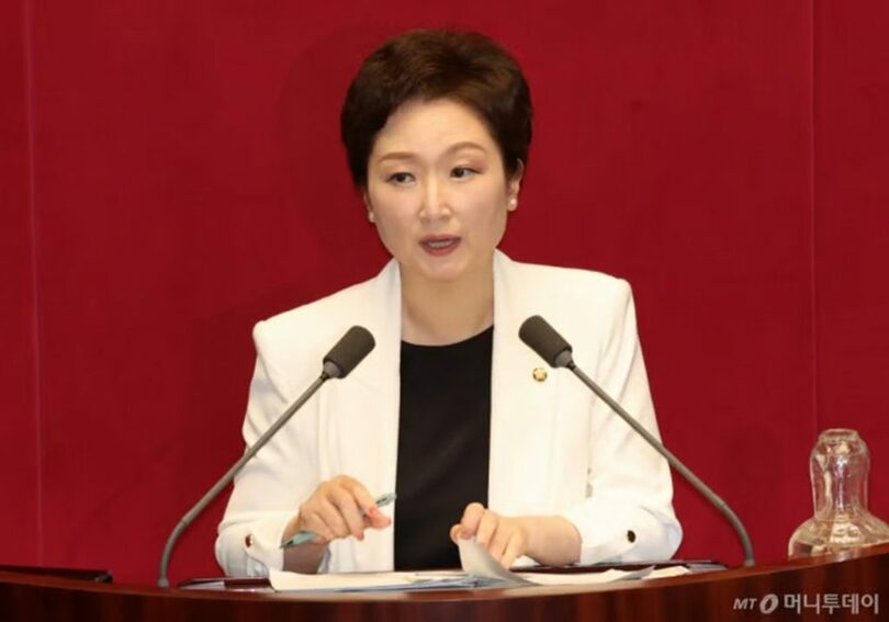 国会本会議で政府への質問に立つ韓国与党「共に民主党」のイ・オンジュ議員(c)MONEYTODAY