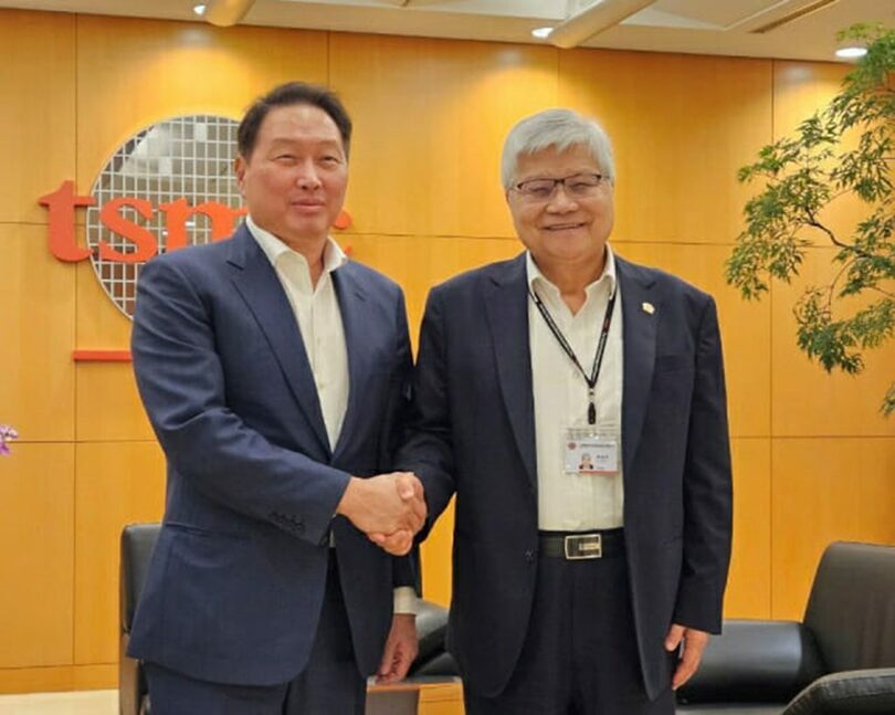 SKグループのチェ・テウォン会長(左)とTSMCの魏哲家CEO(c)KOREA WAVE