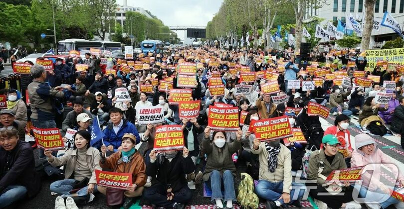 5月3日、ソウル・瑞草洞の大法院前で開かれた第138回「ろうそくデモ」(c)news1
