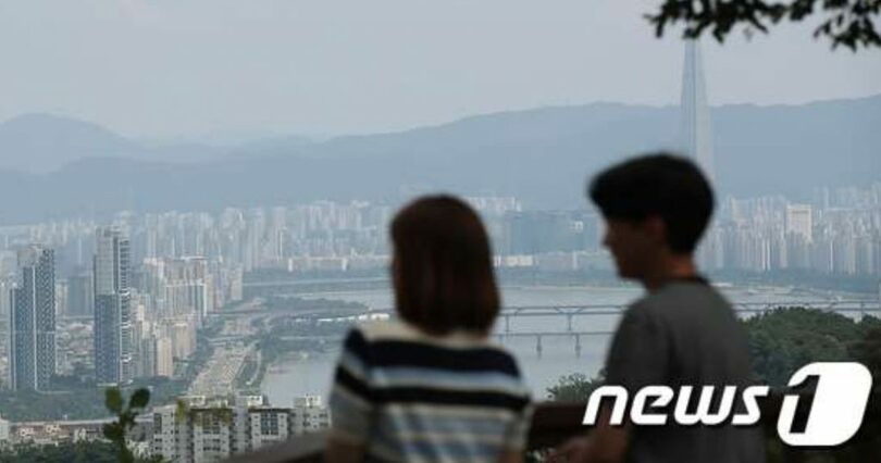 ソウル市龍山区南山Nタワーを訪れた市民らが都心のマンション団地を眺めている(c)news1