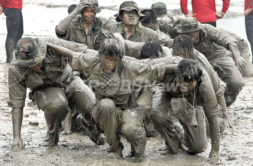 海兵隊キャンプで泥まみれ 韓国の学生ら猛特訓 写真4枚 国際ニュース Afpbb News