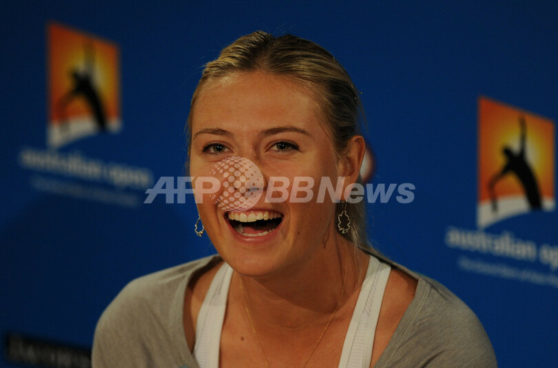 シャラポワ選手、「ストーカー」記者から質問受ける