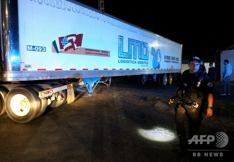 遺体満載で異臭騒ぎのトレーラー、メキシコ各地から行方不明者家族集まる