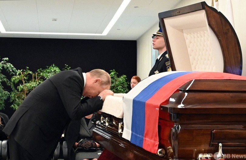 事故死のロシア閣僚葬儀、プーチン氏が参列