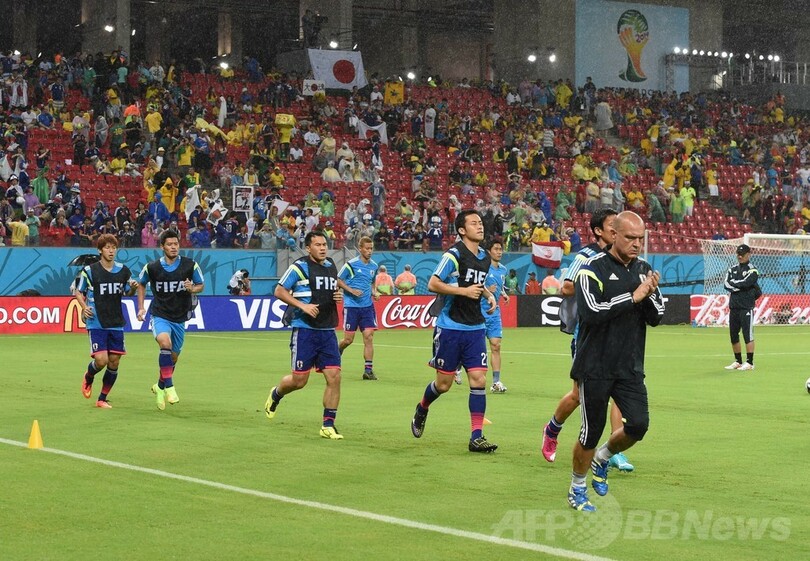 コートジボワール戦開始前の練習に臨む日本代表