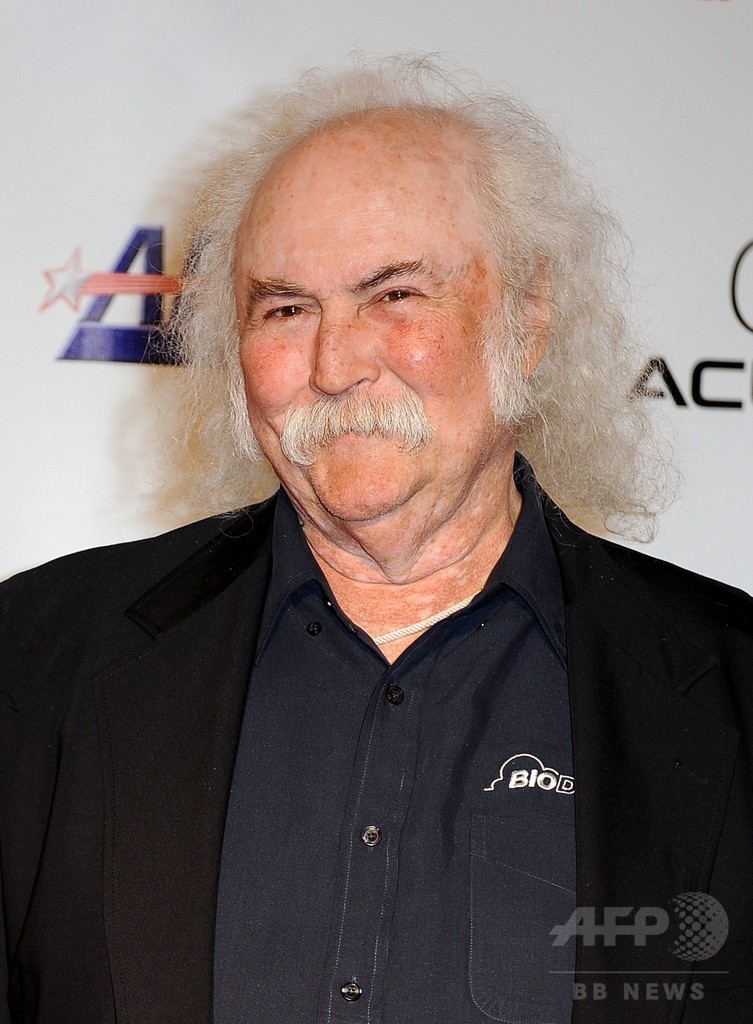 米歌手D・クロスビーさん、ジョギング中の男性を車ではねる