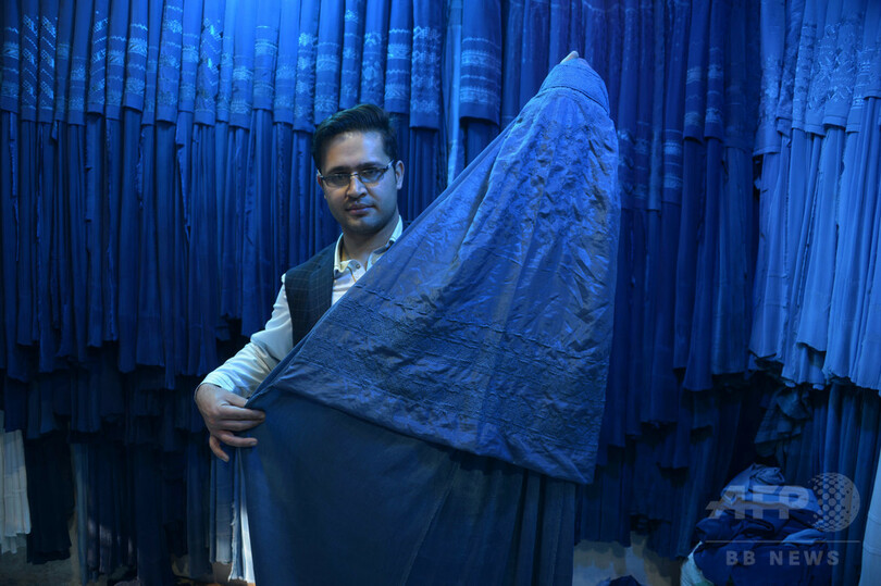 アフガニスタンに溢れる中国製ブルカ、伝統技術の継承には課題が山積