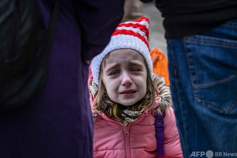 ウクライナ東部 列車で避難する大勢の市民